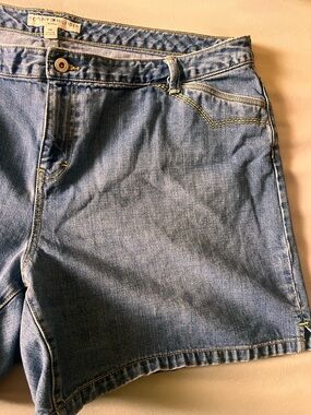 Tommy Hilfiger Women’s Denim Shorts – Size 24